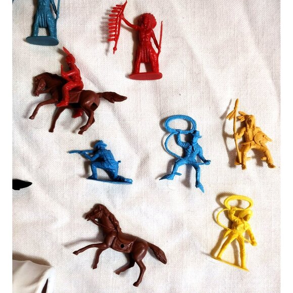 Cowboys Indians Plastic Toy Lot Vintage 28 Pieces Horses Western Style Figures - Picture 6 of 15